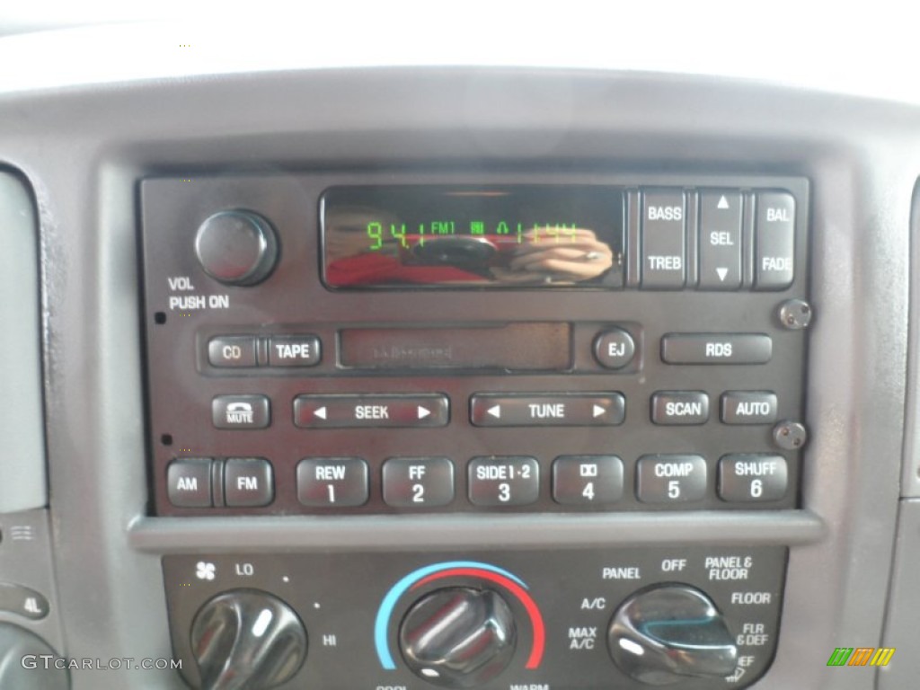 2002 Ford Expedition XLT 4x4 Audio System Photo #56520958