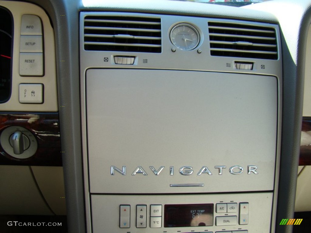 2004 Navigator Luxury 4x4 - Black Clearcoat / Light Parchment photo #28