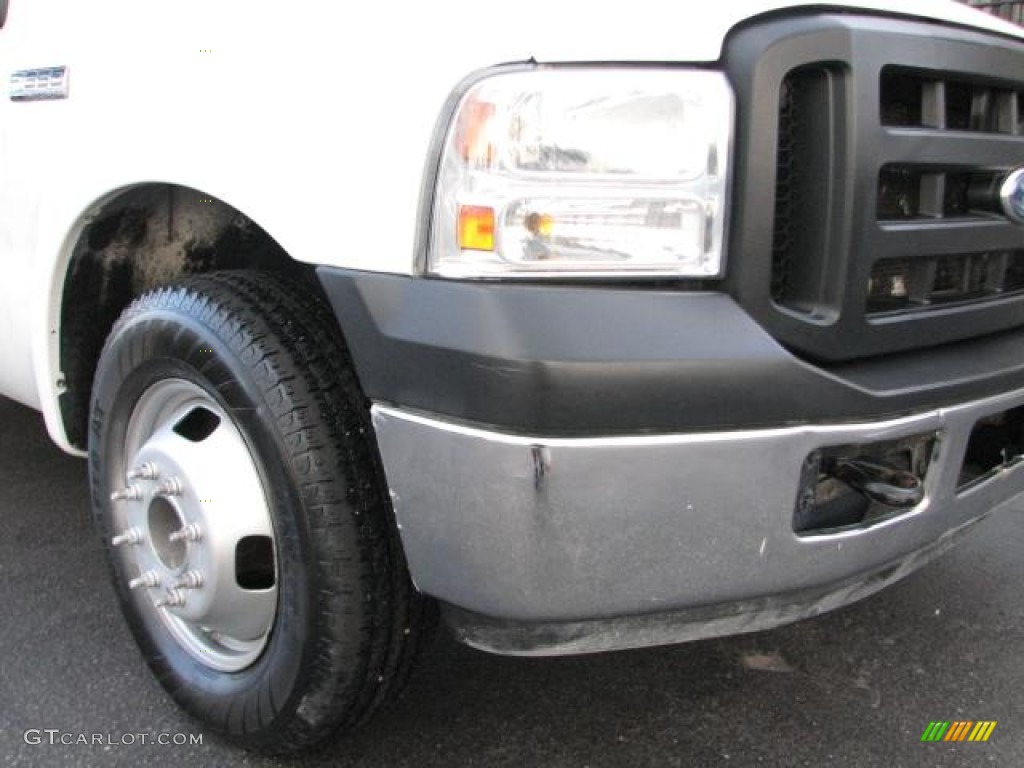 2006 F350 Super Duty XL Regular Cab Chassis - Oxford White / Dark Flint photo #2