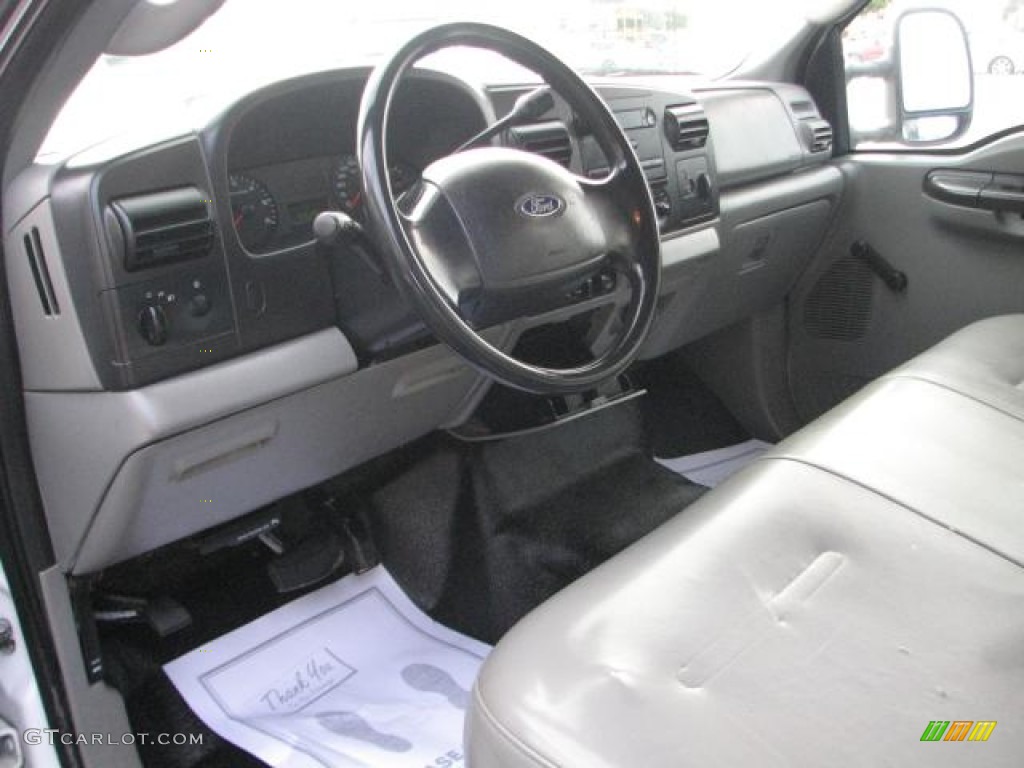 2006 F350 Super Duty XL Regular Cab Chassis - Oxford White / Dark Flint photo #15