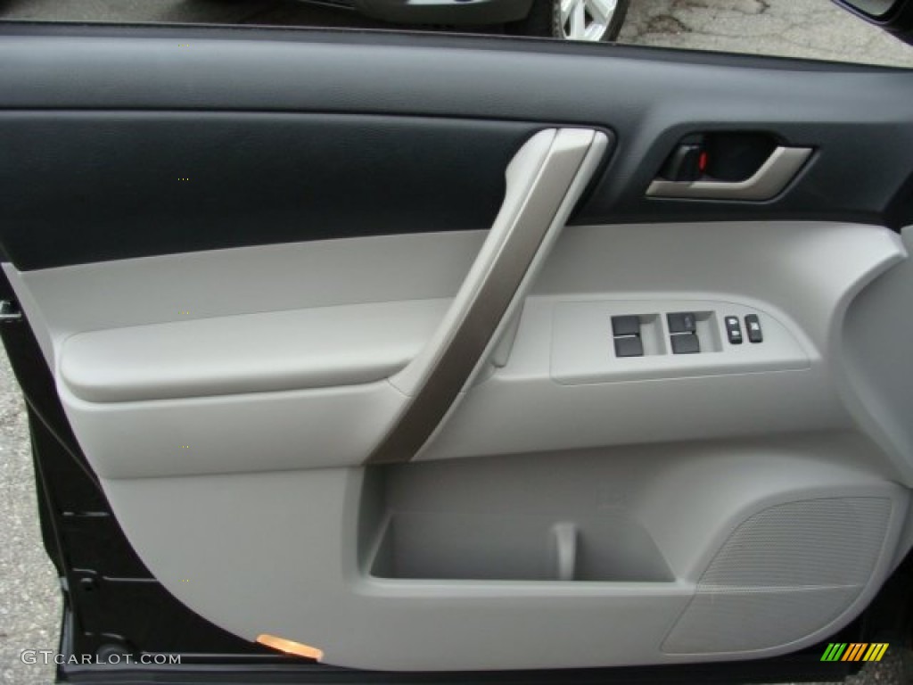 2010 Toyota Highlander SE 4WD Ash Door Panel Photo #56536015