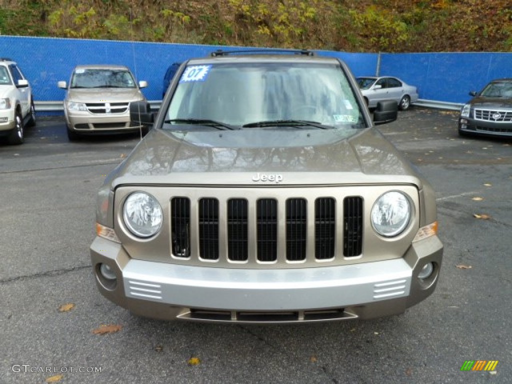 2007 Patriot Limited 4x4 - Light Khaki Metallic / Pastel Pebble Beige photo #8