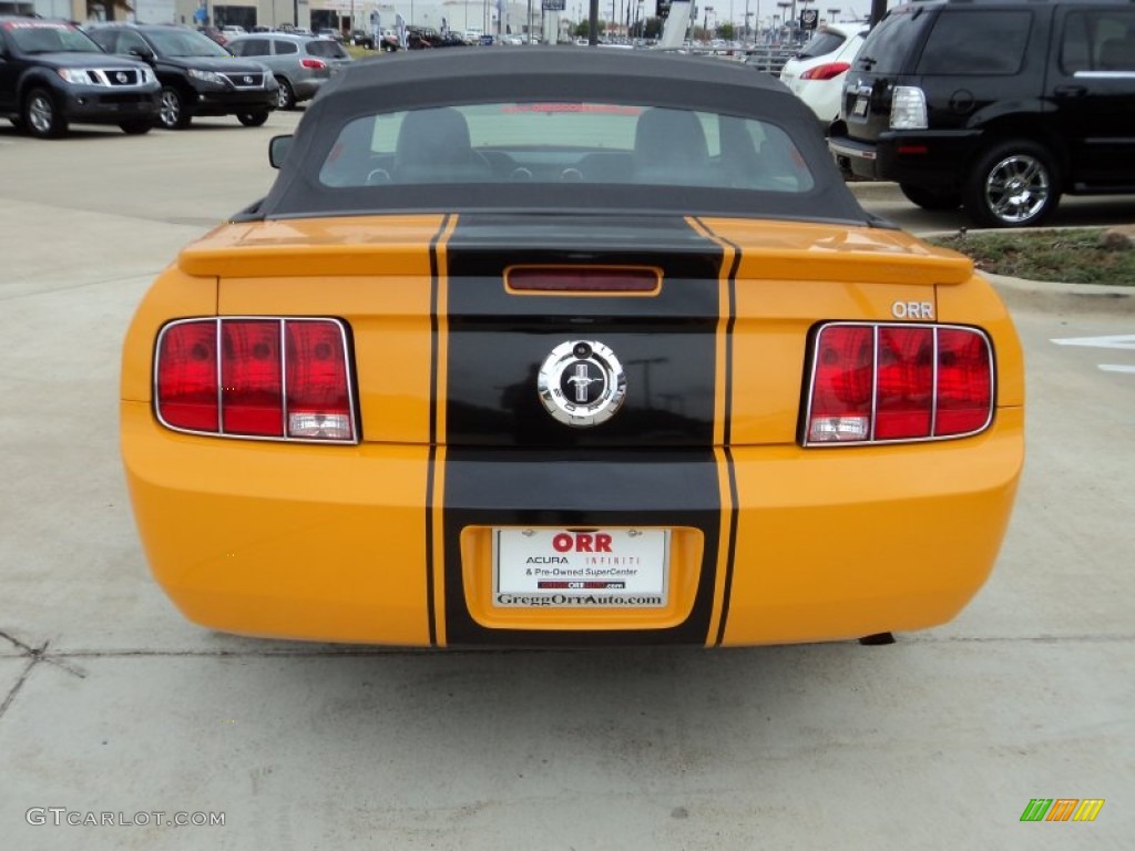 2007 Mustang V6 Deluxe Convertible - Grabber Orange / Dark Charcoal photo #8