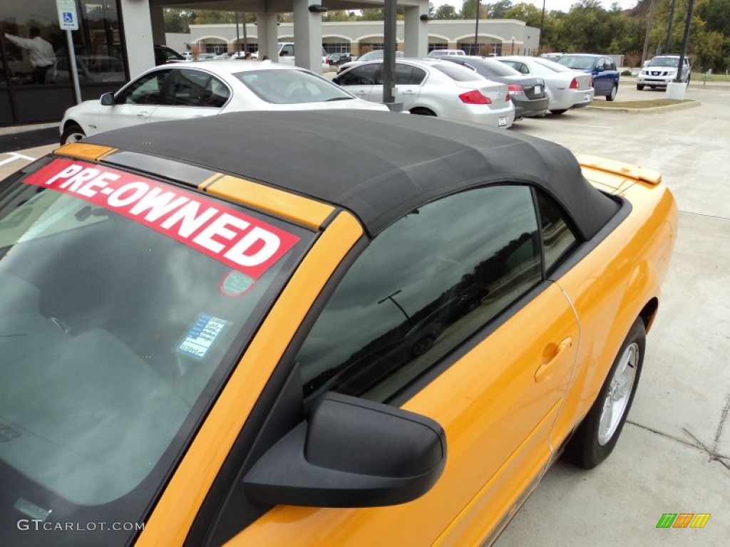 2007 Mustang V6 Deluxe Convertible - Grabber Orange / Dark Charcoal photo #13