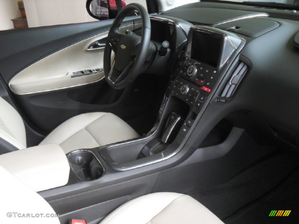 Light Neutral/Dark Accents Interior 2012 Chevrolet Volt Hatchback Photo #56553634