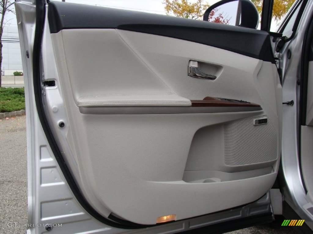 2010 Toyota Venza V6 AWD Gray Door Panel Photo #56559925
