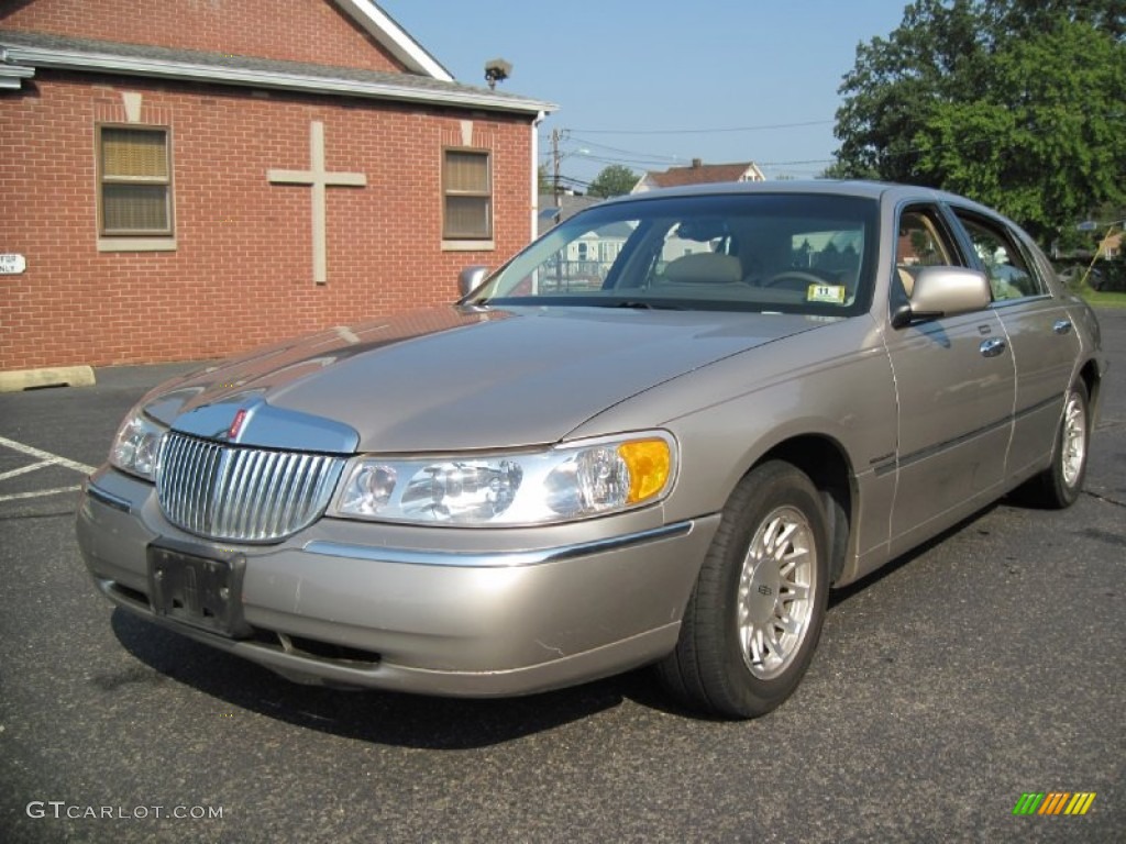 Light Parchment Gold Metallic 1999 Lincoln Town Car Signature Exterior Photo #56614730