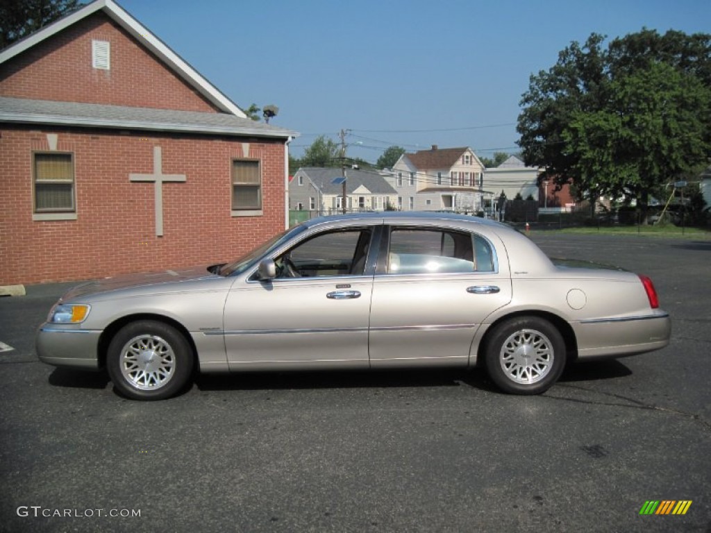 1999 Town Car Signature - Light Parchment Gold Metallic / Light Graphite photo #3