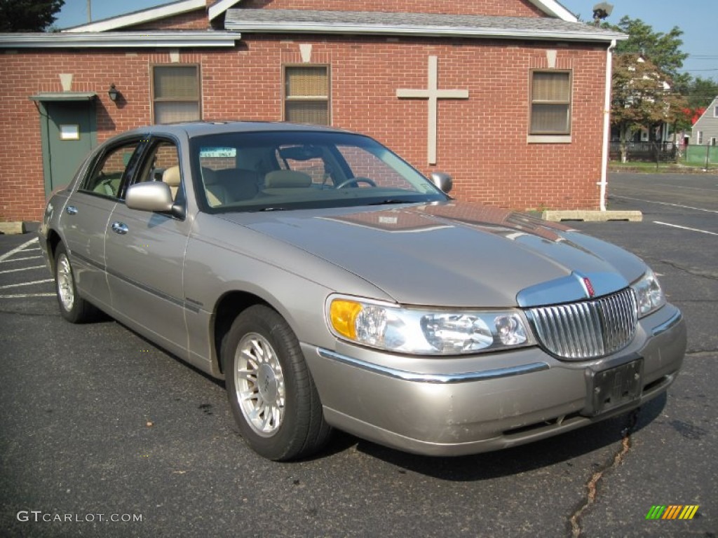 Light Parchment Gold Metallic 1999 Lincoln Town Car Signature Exterior Photo #56614811