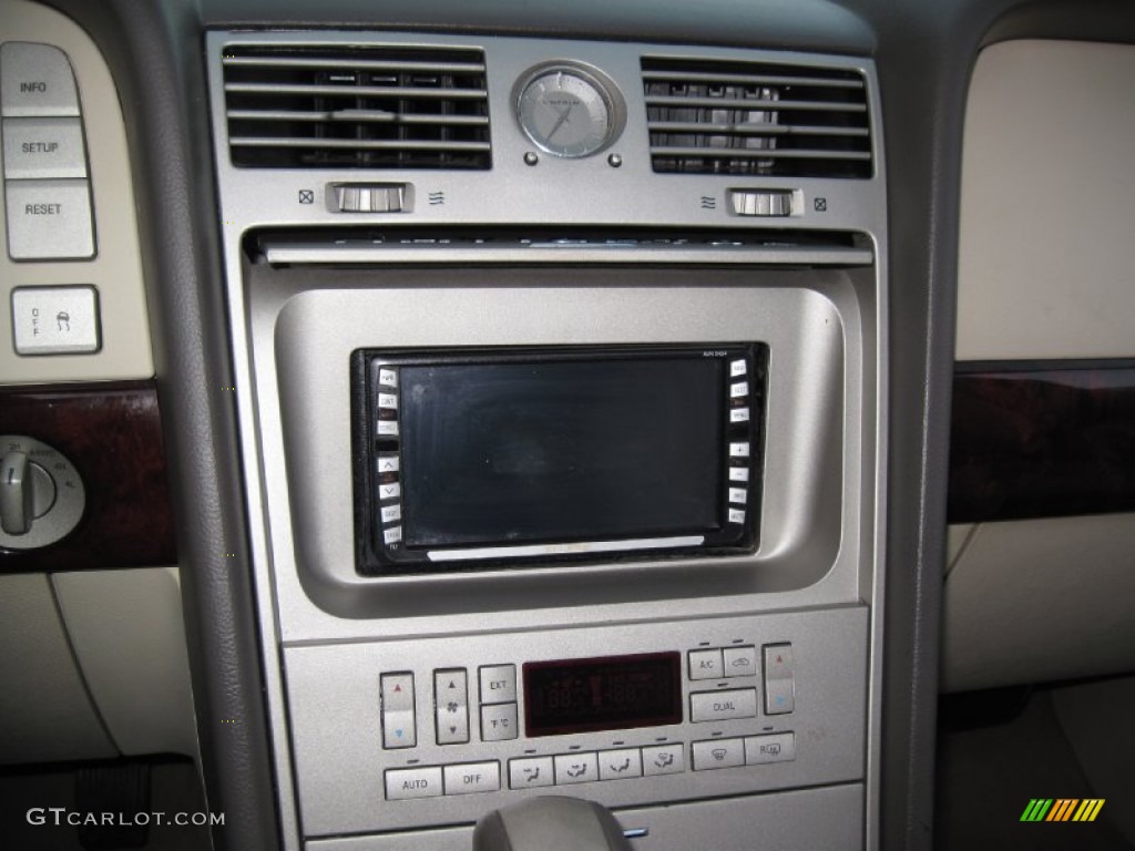2004 Navigator Luxury 4x4 - Merlot Red Metallic / Light Parchment photo #23