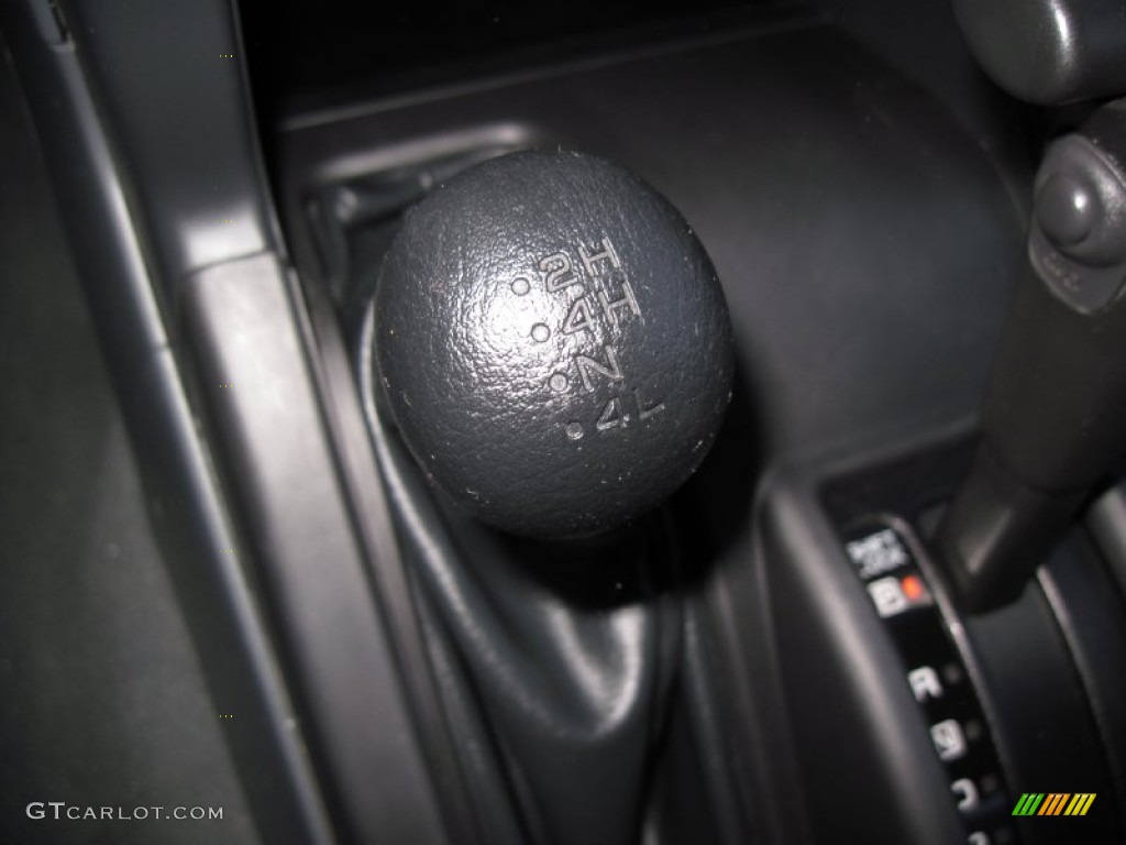 2004 Xterra XE 4x4 - Thermal Red Metallic / Charcoal photo #20