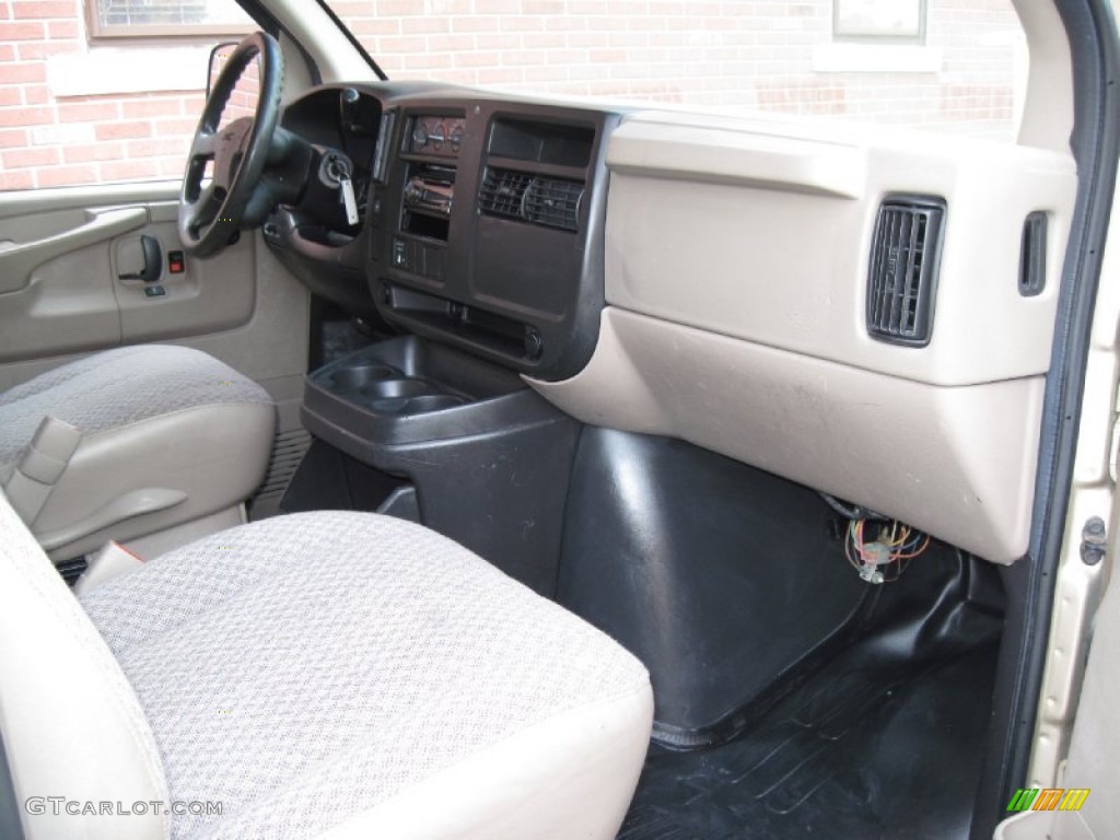 2005 Savana Van 3500 Extended Cargo - Sand Beige Metallic / Neutral photo #16