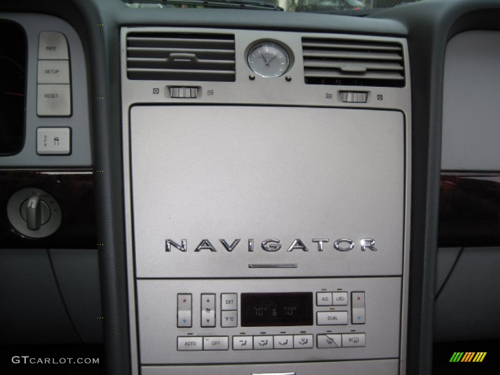 2004 Navigator Luxury 4x4 - Silver Birch Metallic / Dove Grey photo #23