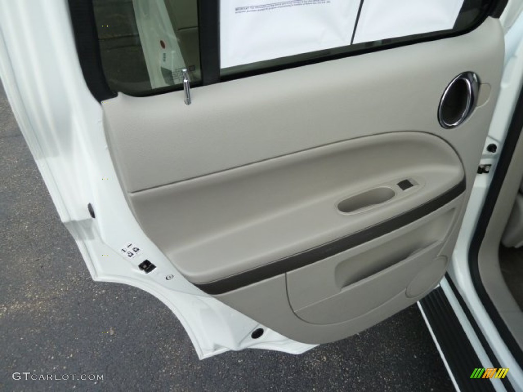2011 HHR LS - Arctic Ice White / Gray photo #14