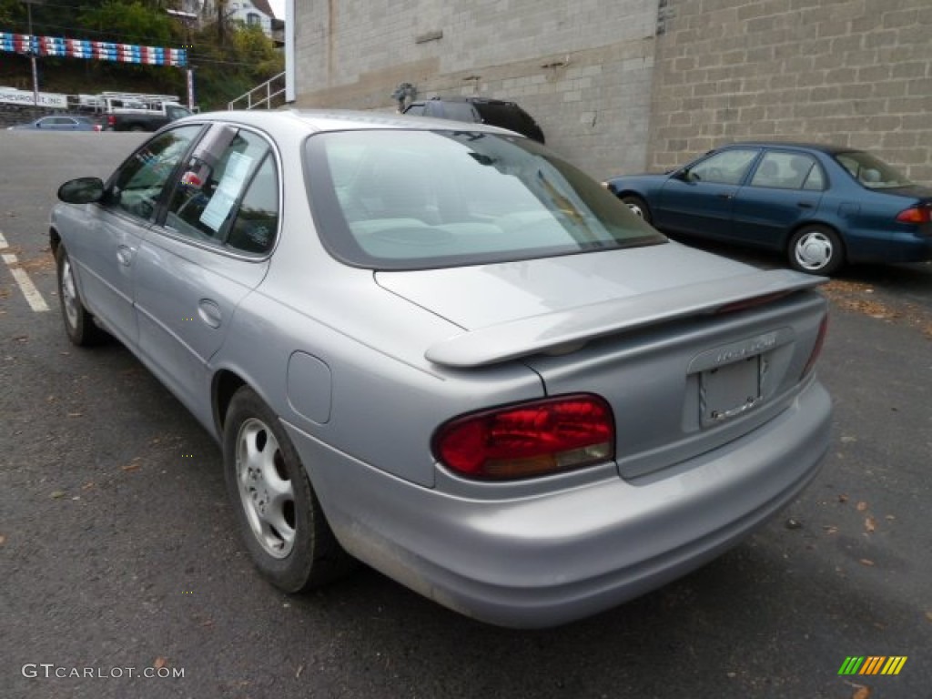 1998 Intrigue GL - Silver Metallic / Gray photo #2