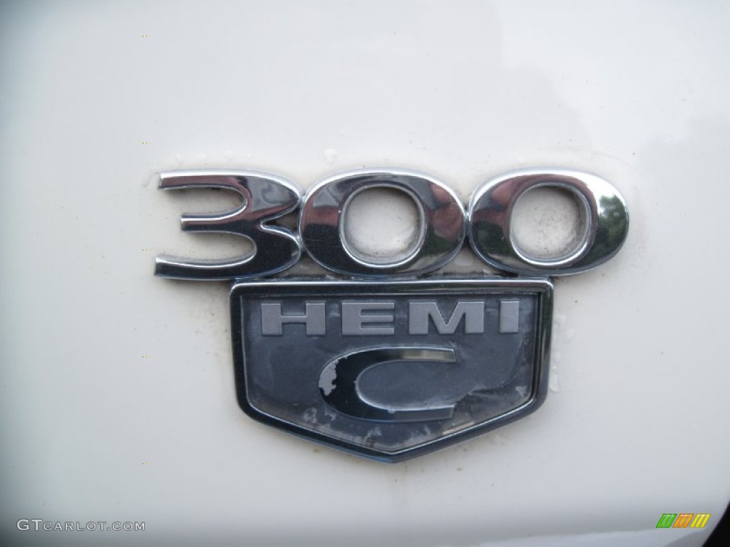 2005 300 C HEMI AWD - Cool Vanilla / Dark Slate Gray/Medium Slate Gray photo #32