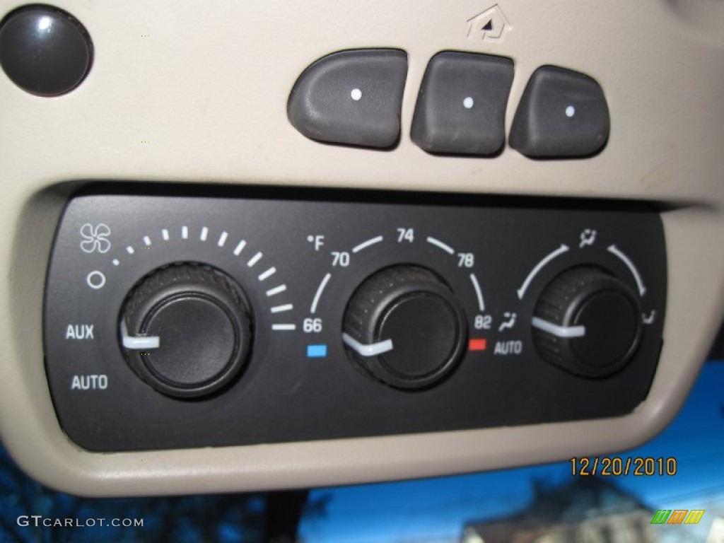 2003 Suburban 1500 LT 4x4 - Light Pewter Metallic / Tan/Neutral photo #24