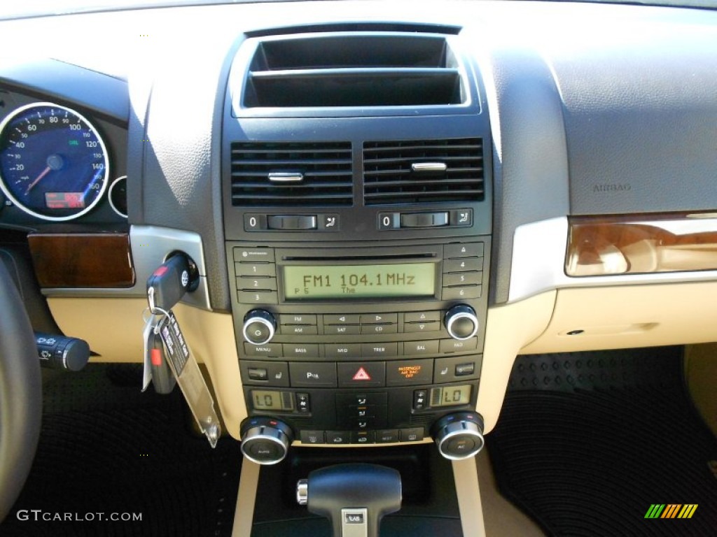 2010 Volkswagen Touareg VR6 FSI 4XMotion Controls Photos