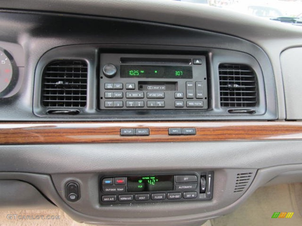 2006 Ford Crown Victoria LX Controls Photo #56665374