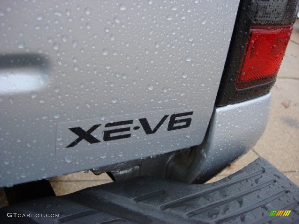 2004 Frontier XE King Cab Desert Runner - Radiant Silver Metallic / Gray photo #25