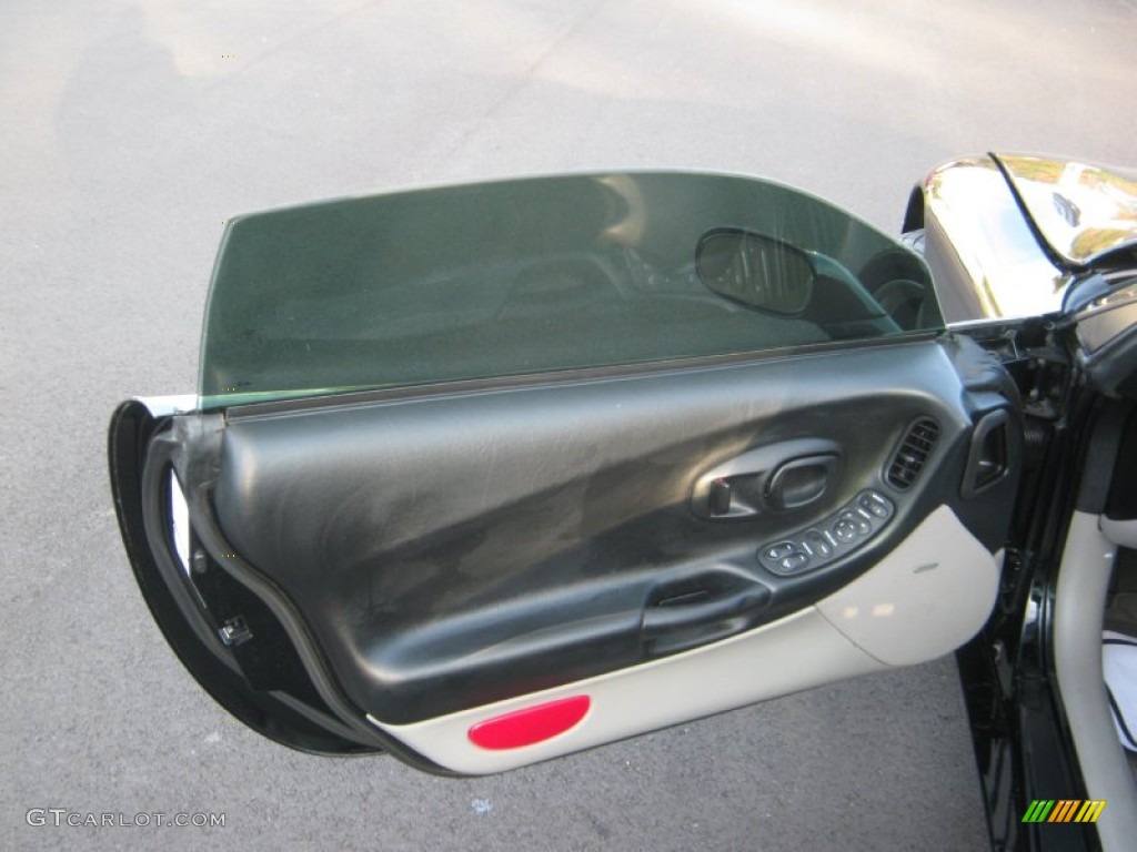 2004 Chevrolet Corvette Coupe Light Gray Door Panel Photo #56734901