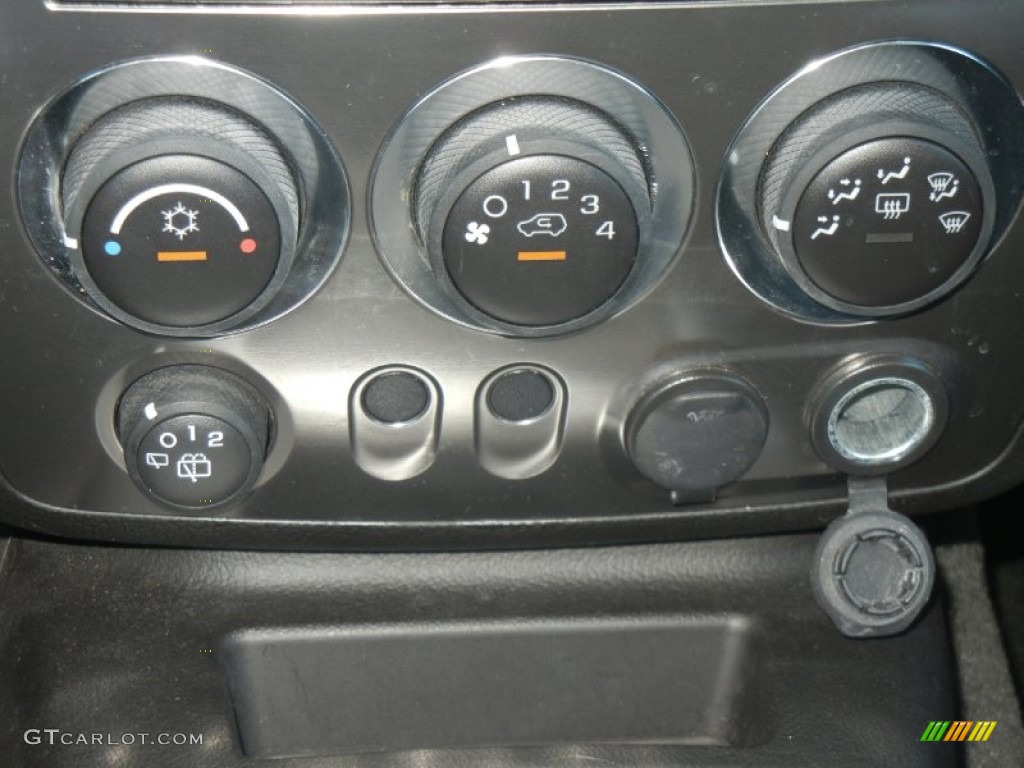 2010 Hummer H3 Standard H3 Model Controls Photo #56754201