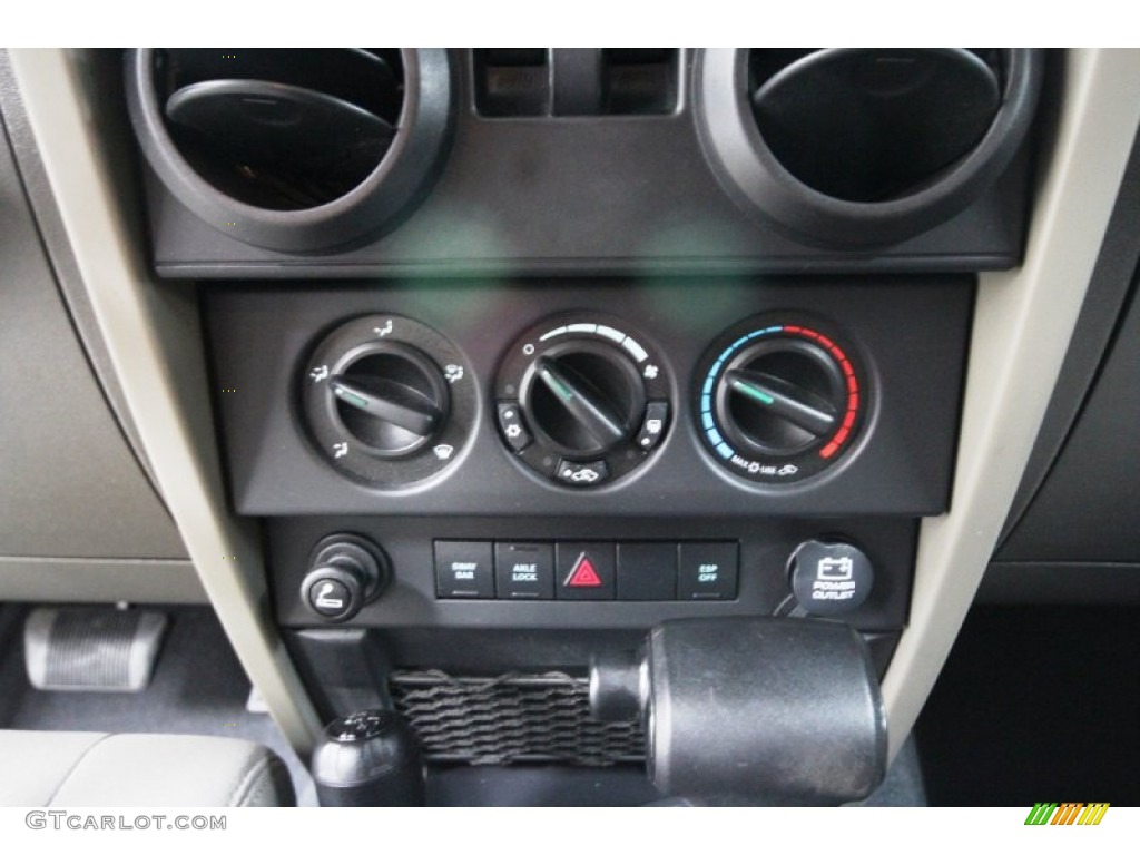 2009 Jeep Wrangler Rubicon 4x4 Controls Photos