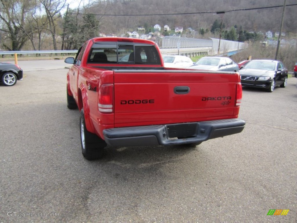 2004 Dakota SLT Club Cab 4x4 - Flame Red / Dark Slate Gray photo #8