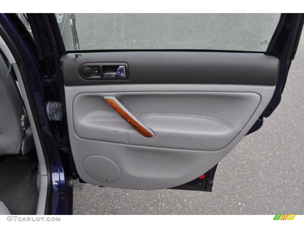 2001 Volkswagen Passat GLX Sedan Gray Door Panel Photo #56777490