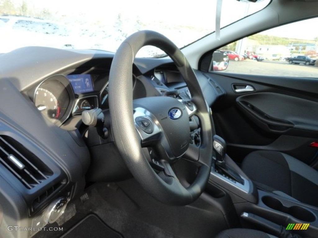 2012 Focus SE 5-Door - Blue Candy Metallic / Charcoal Black photo #12