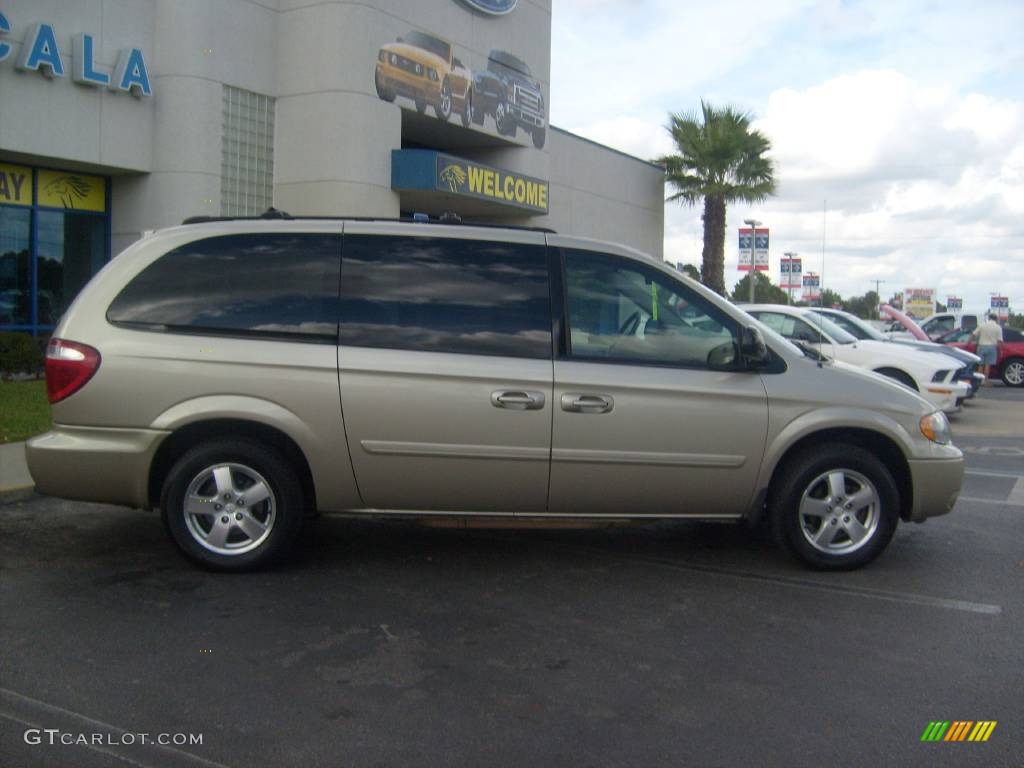 2005 Grand Caravan SXT - Linen Gold Metallic / Dark Khaki/Light Graystone photo #2