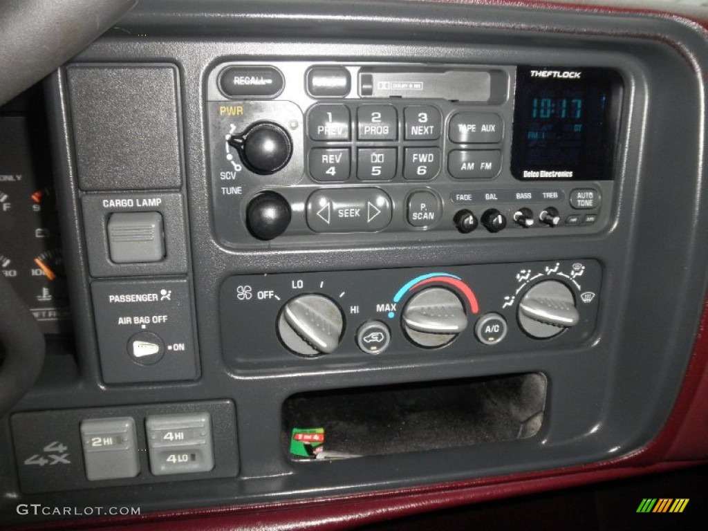 1998 Chevrolet C/K K1500 Extended Cab 4x4 Audio System Photo #56834447