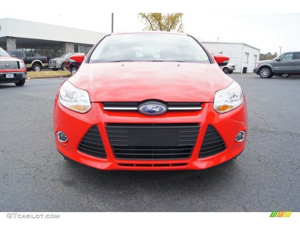 2012 Focus SE 5-Door - Race Red / Stone photo #7