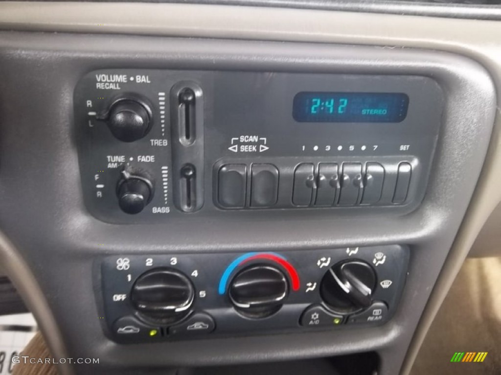 1998 Chevrolet Malibu Sedan Audio System Photo #56843043