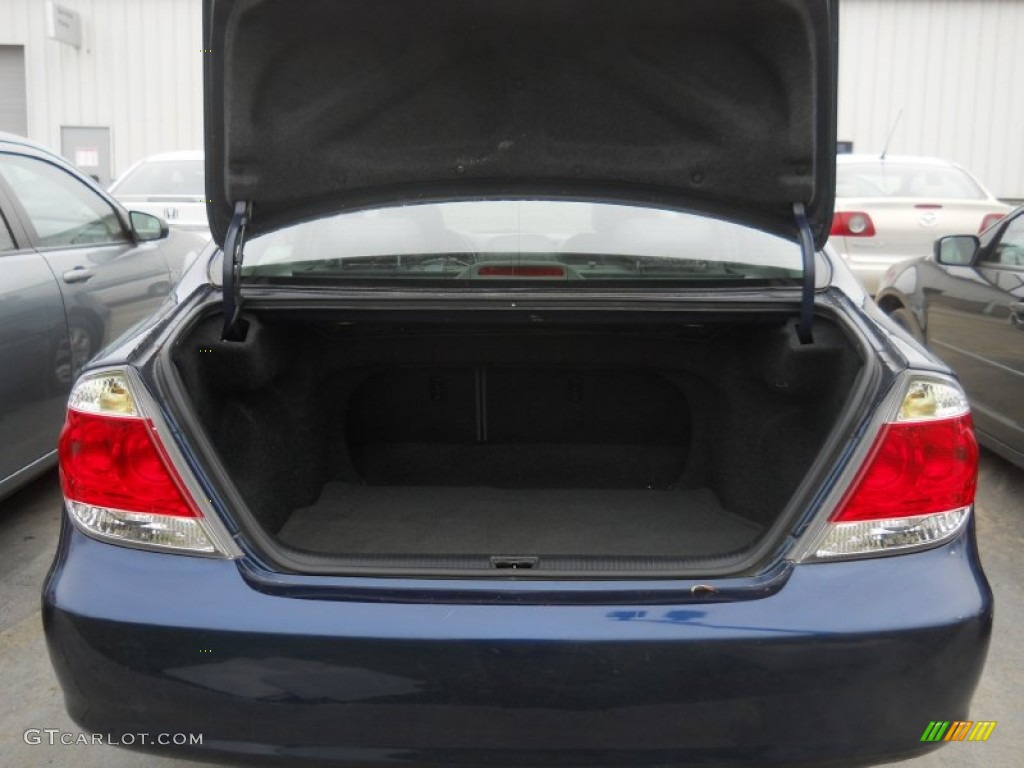 2006 Toyota Camry XLE V6 Trunk Photos