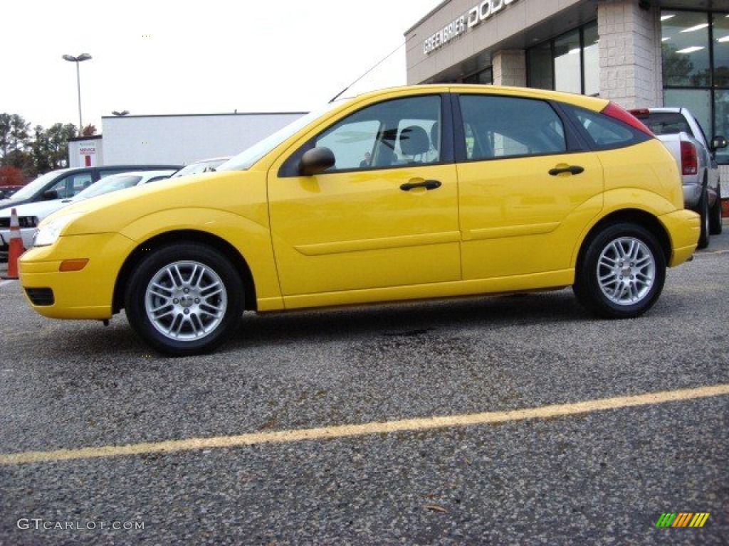 2006 Focus ZX5 SE Hatchback - Screaming Yellow / Charcoal/Charcoal photo #2