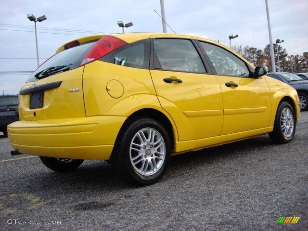 2006 Focus ZX5 SE Hatchback - Screaming Yellow / Charcoal/Charcoal photo #5