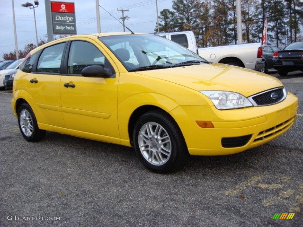 2006 Focus ZX5 SE Hatchback - Screaming Yellow / Charcoal/Charcoal photo #7