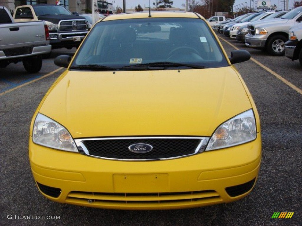 2006 Focus ZX5 SE Hatchback - Screaming Yellow / Charcoal/Charcoal photo #8