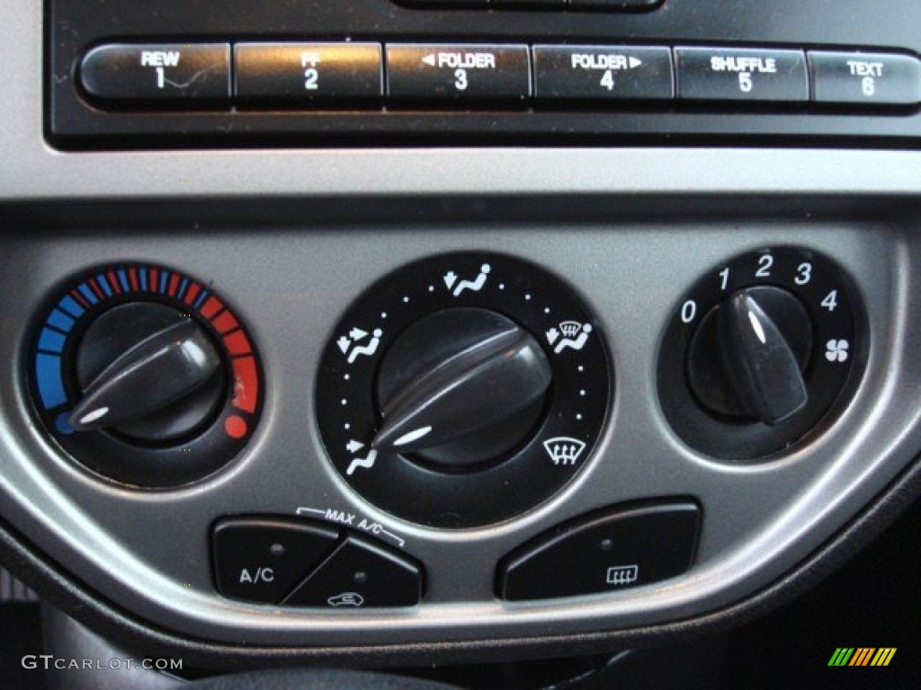 2006 Ford Focus ZX5 SE Hatchback Controls Photos
