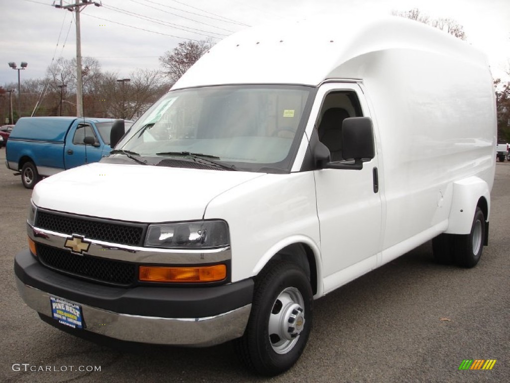 Summit White Chevrolet Express Cutaway