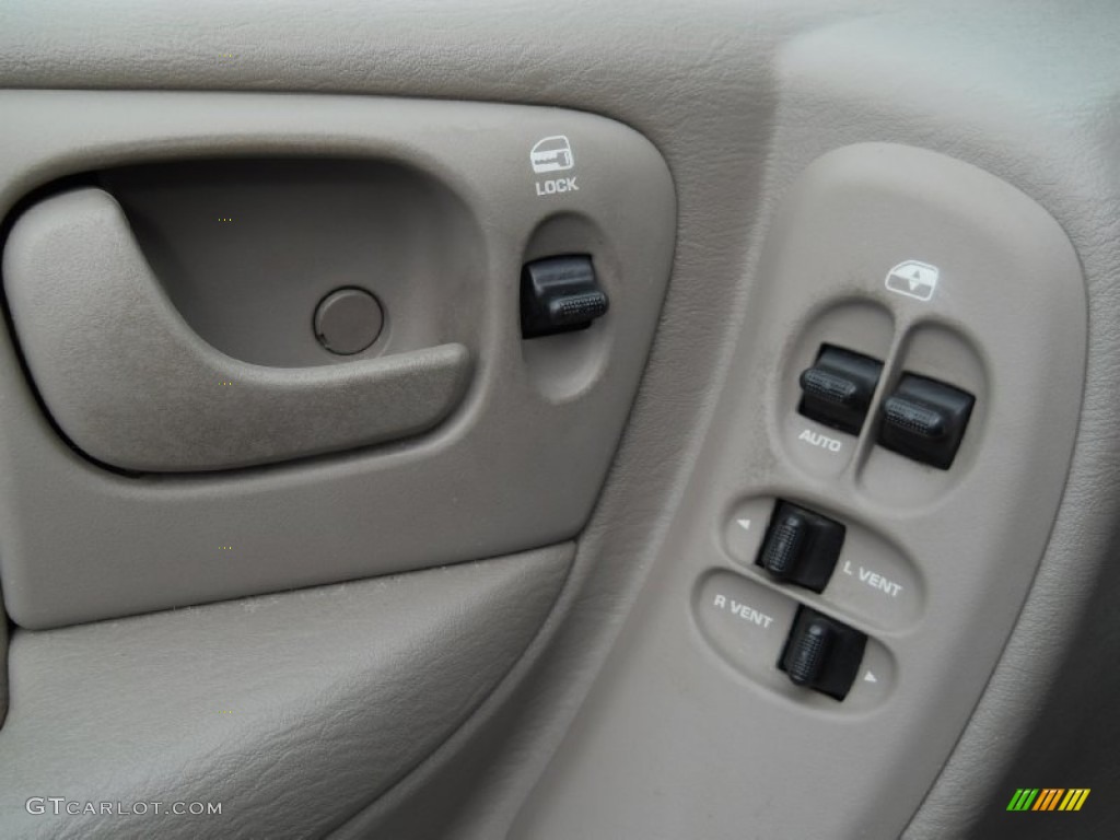 2002 Grand Caravan Sport - Light Almond Pearl / Sandstone photo #12