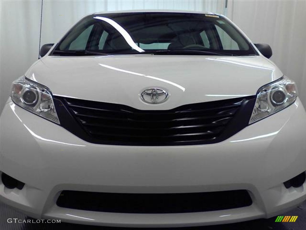 2011 Sienna V6 - Super White / Light Gray photo #2