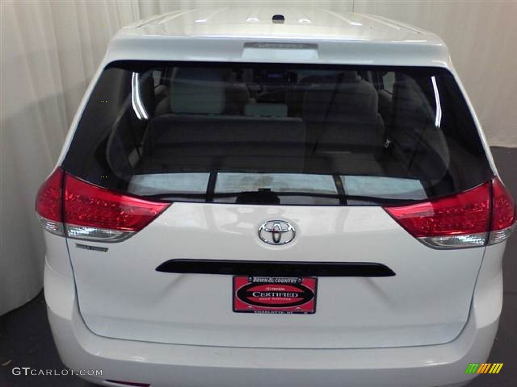 2011 Sienna V6 - Super White / Light Gray photo #4