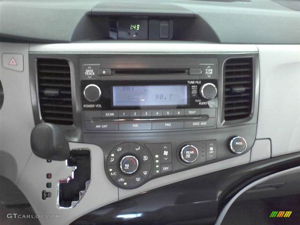 2011 Sienna V6 - Super White / Light Gray photo #8