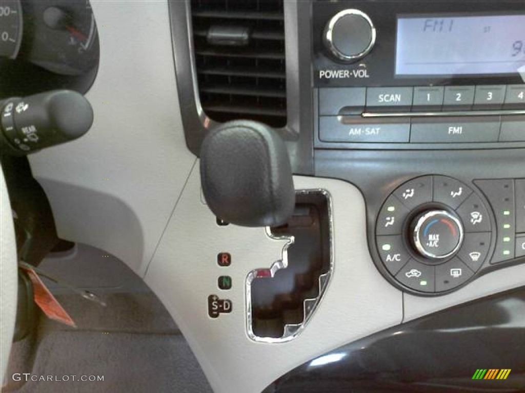 2011 Sienna V6 - Super White / Light Gray photo #10