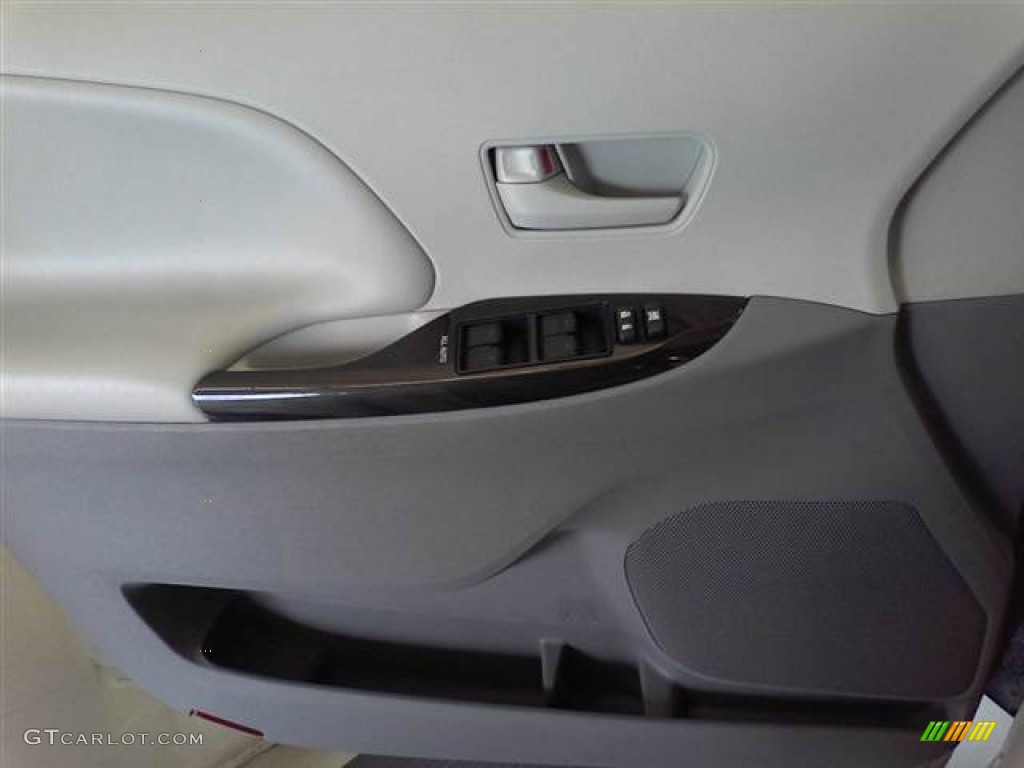 2011 Sienna V6 - Super White / Light Gray photo #12