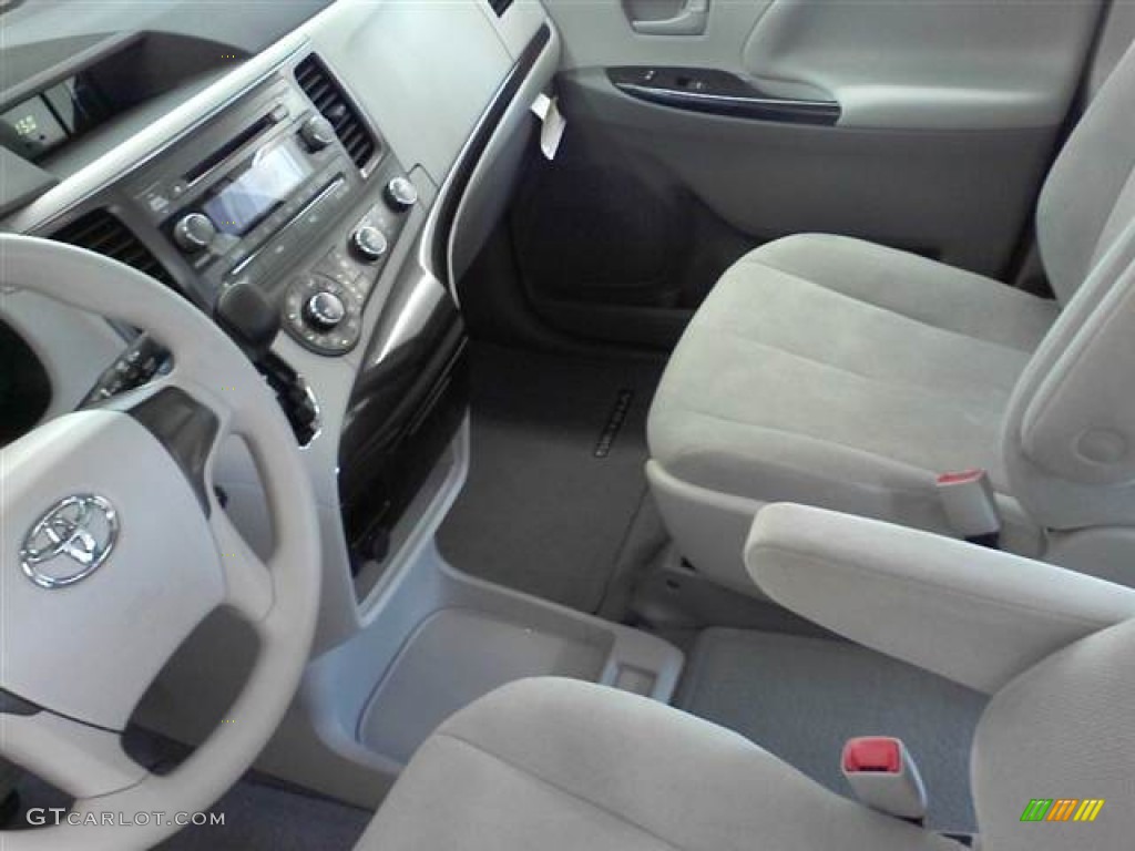 2011 Sienna V6 - Super White / Light Gray photo #13