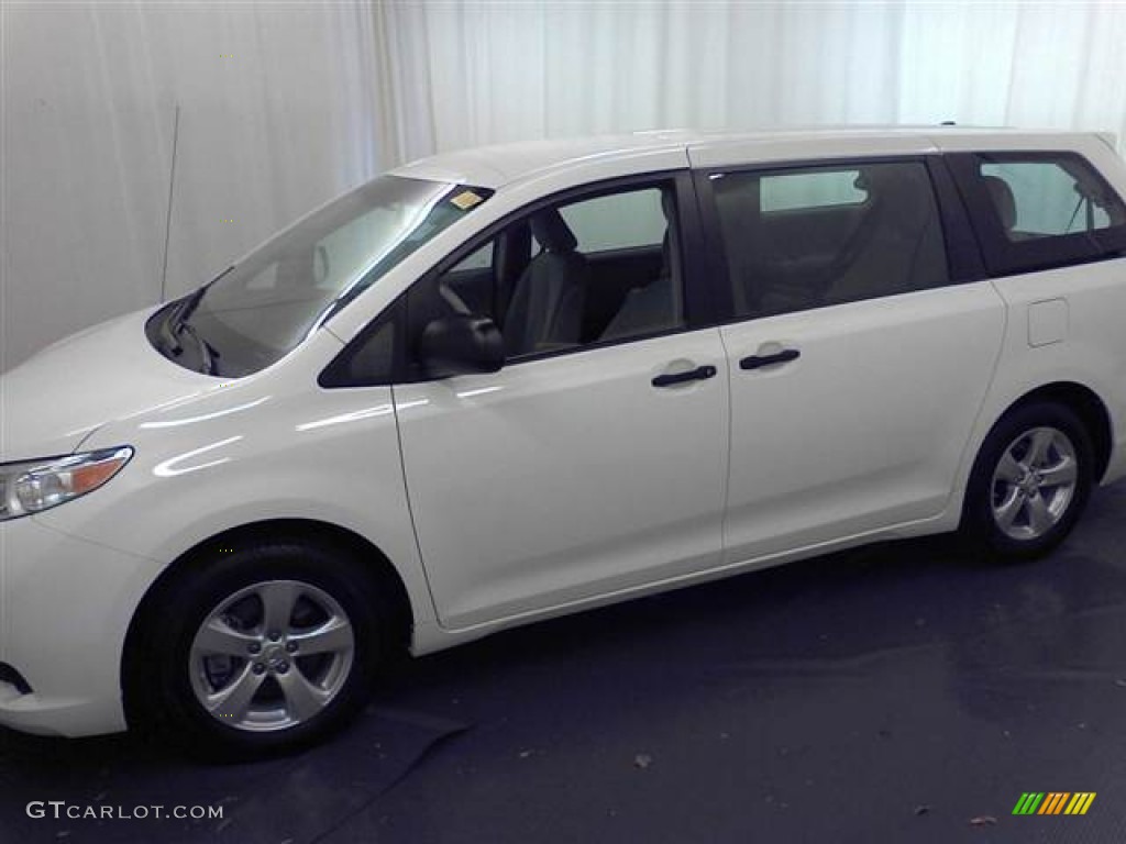 2011 Sienna V6 - Super White / Light Gray photo #18