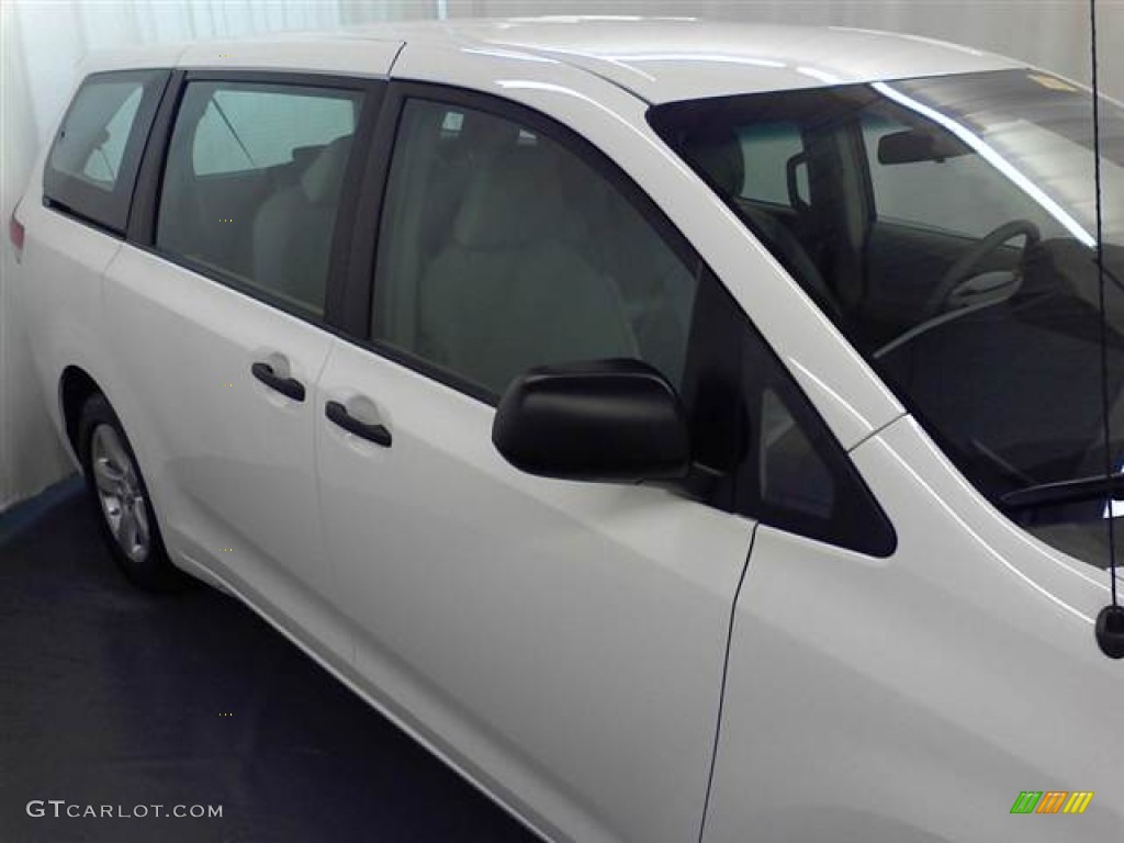 2011 Sienna V6 - Super White / Light Gray photo #20